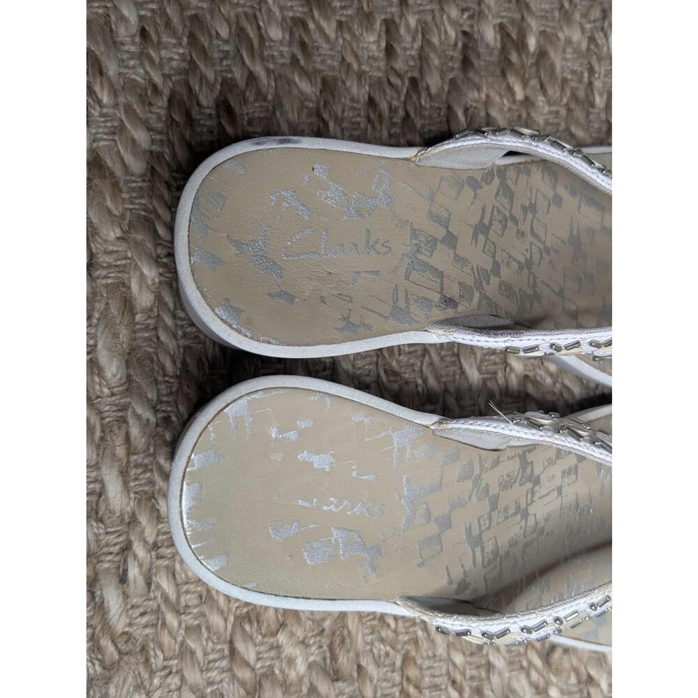 Clarks Womens 11M Light Tan/White Silver Slip On 3" Wedge Heel Thong Sandals - Picture 6 of 10